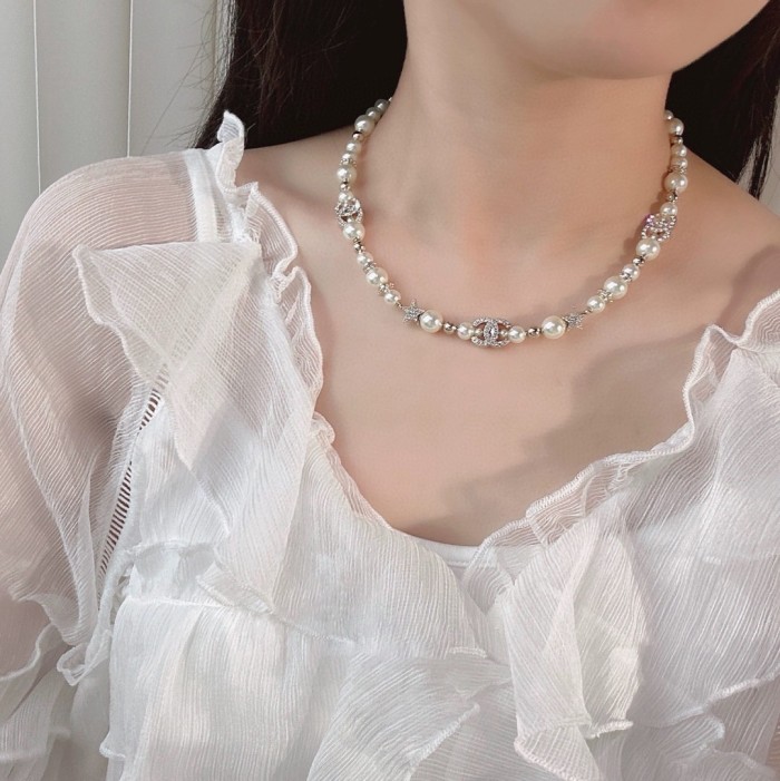 Chanel Necklace - Metal, resin & glass pearls, silver & pearly white