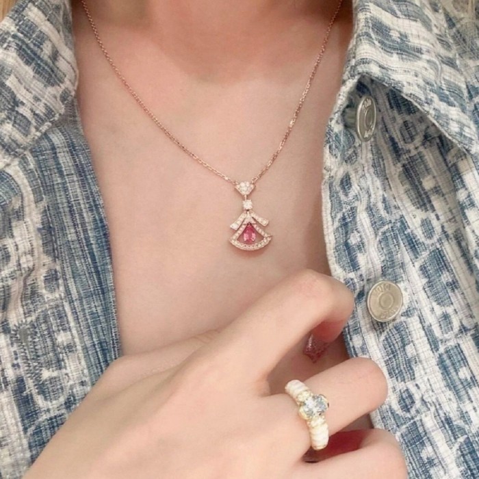Divas' Dream necklace in 18 kt rose gold set with a pear-shaped rubellite, a round brilliant-cut diamond and pavé diamonds