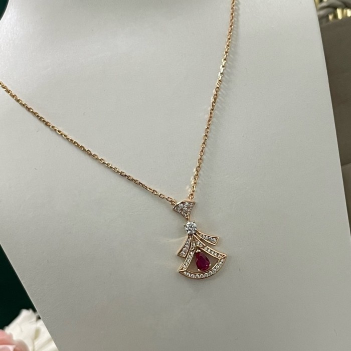 Divas' Dream necklace in 18 kt rose gold set with a pear-shaped rubellite, a round brilliant-cut diamond and pavé diamonds