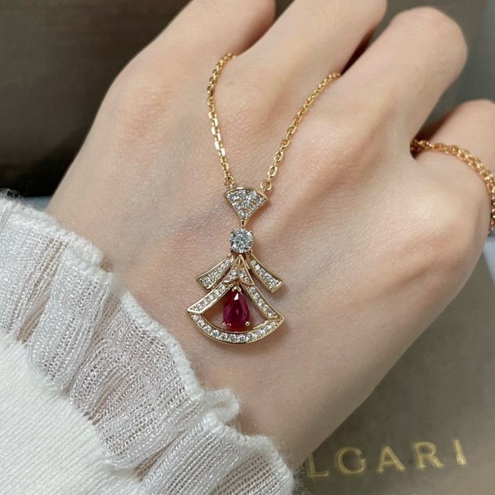 Divas' Dream necklace in 18 kt rose gold set with a pear-shaped rubellite, a round brilliant-cut diamond and pavé diamonds