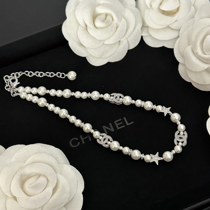 Chanel Necklace - Metal, resin & glass pearls, silver & pearly white