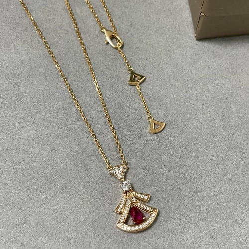 Divas' Dream necklace in 18 kt rose gold set with a pear-shaped rubellite, a round brilliant-cut diamond and pavé diamonds