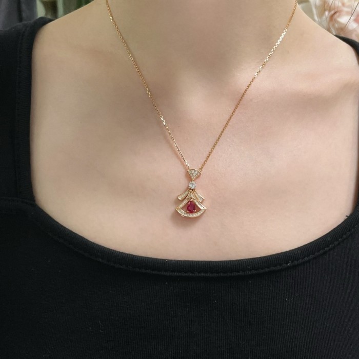 Divas' Dream necklace in 18 kt rose gold set with a pear-shaped rubellite, a round brilliant-cut diamond and pavé diamonds