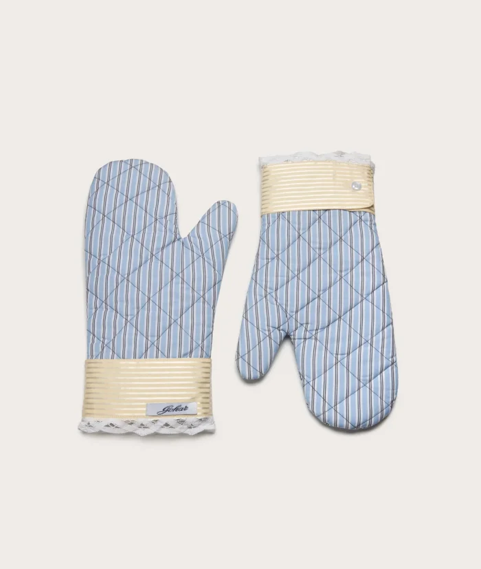 White Battenberg flower oven glove