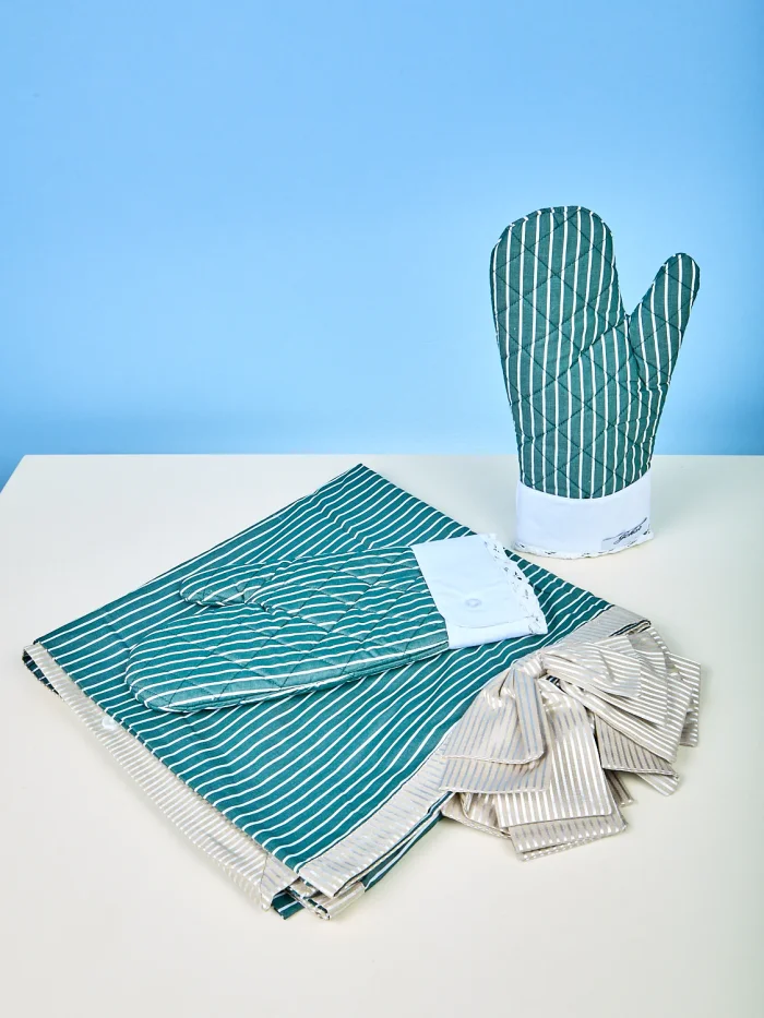 White Battenberg flower oven glove
