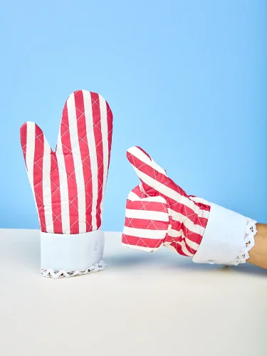 White Battenberg flower oven glove