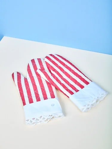 White Battenberg flower oven glove