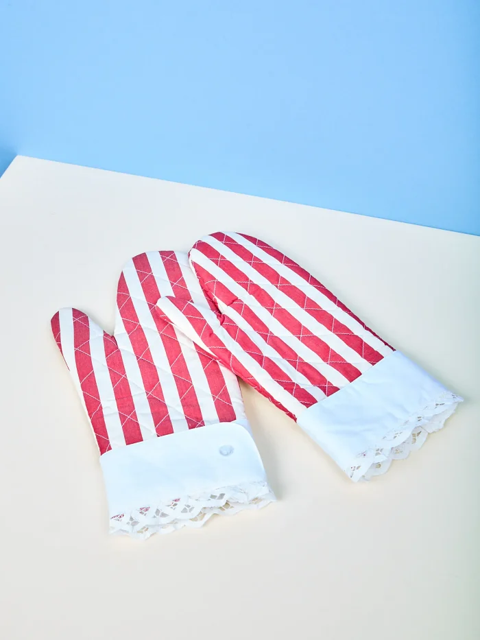 White Battenberg flower oven glove