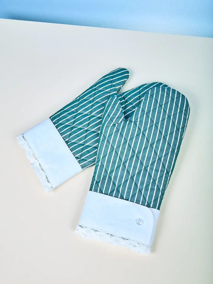 White Battenberg flower oven glove