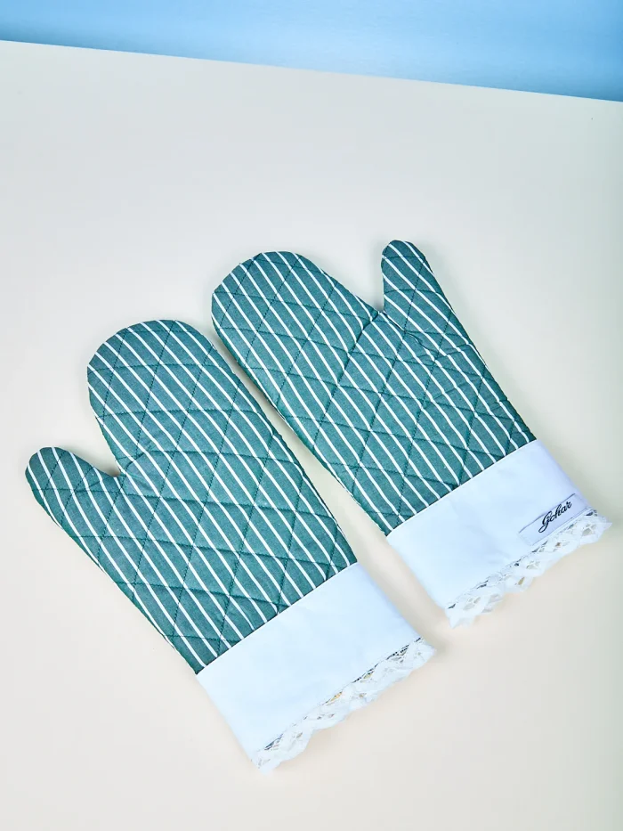 White Battenberg flower oven glove