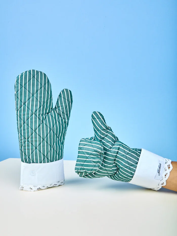 White Battenberg flower oven glove