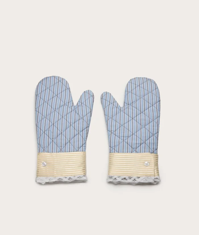 White Battenberg flower oven glove