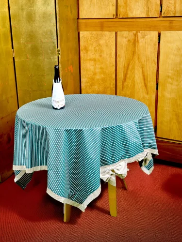 Bow-shaped tablecloth