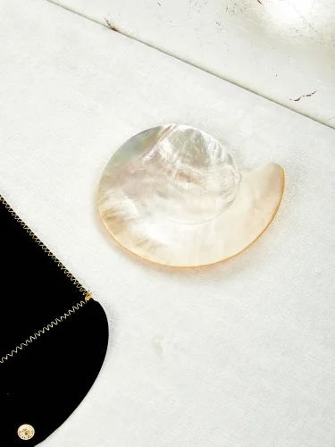 mother-of-pearl conch shell plate