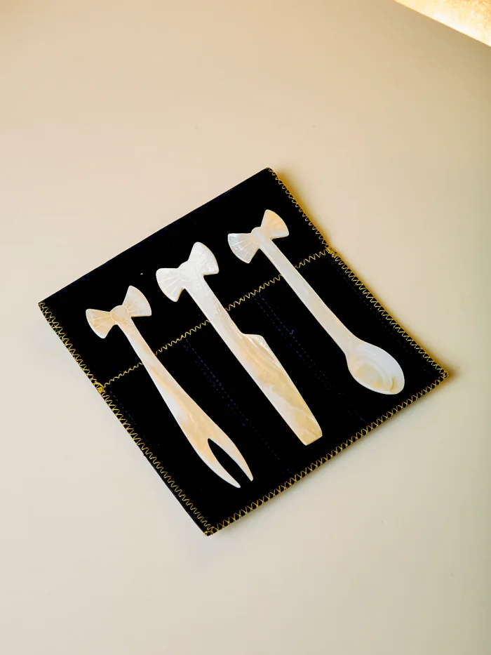 Bow and arrow set