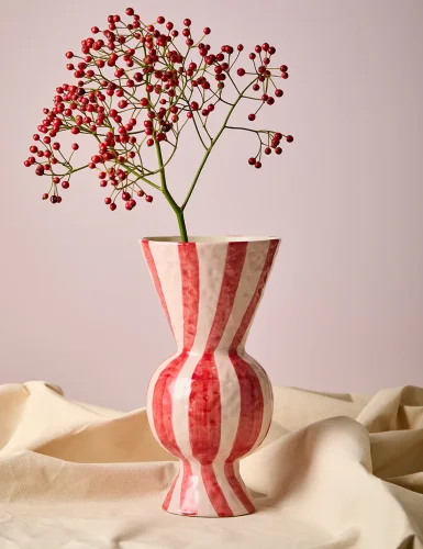 Red agate vase
