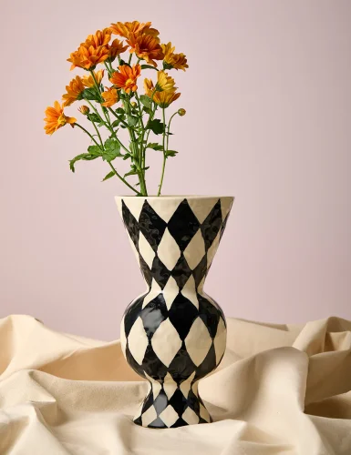 Black agate vase