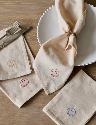 Happy 4-piece tablecloth set