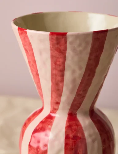 Red agate vase