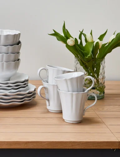 White scalloped edge mug