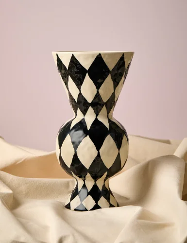 Black agate vase