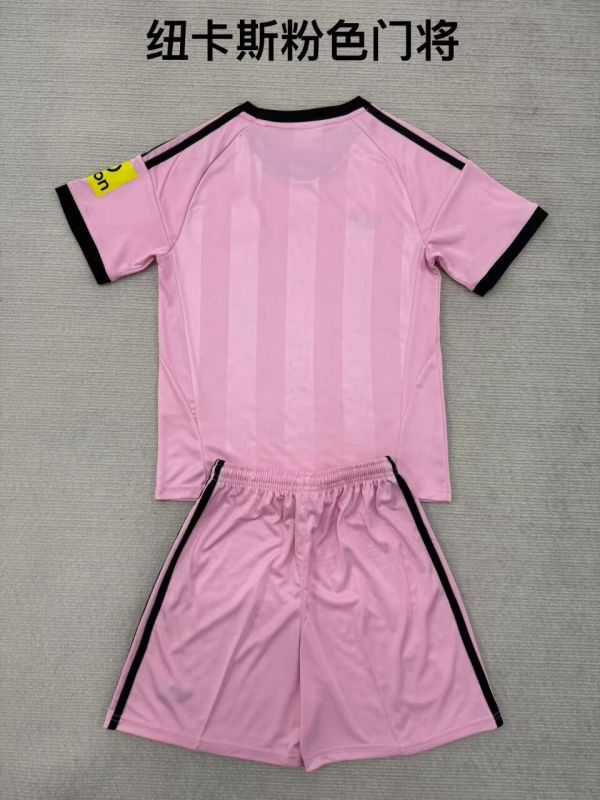 25-26 Newcastle Goalkeeper Pink Training Short Suit