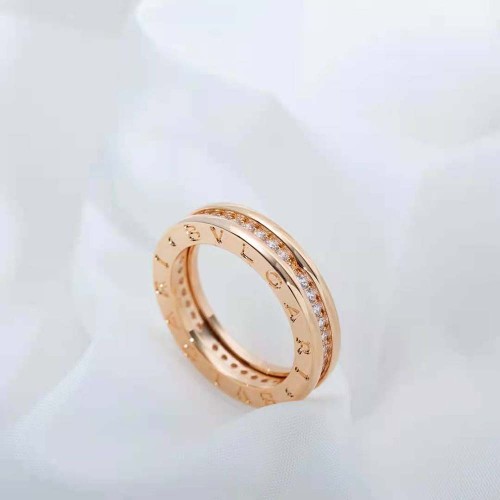 Bvlgari Women B.zero1 One-Band Ring in 18 KT Rose Gold Set with Pave Diamonds on the Spiral