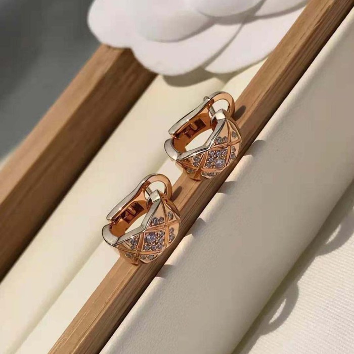 Chanel Women Coco Crush Earrings in 18K Beige Gold