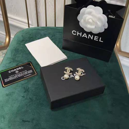 Chanel Women Earrings in Metal Glass Pearls Resin & Diamantés-White