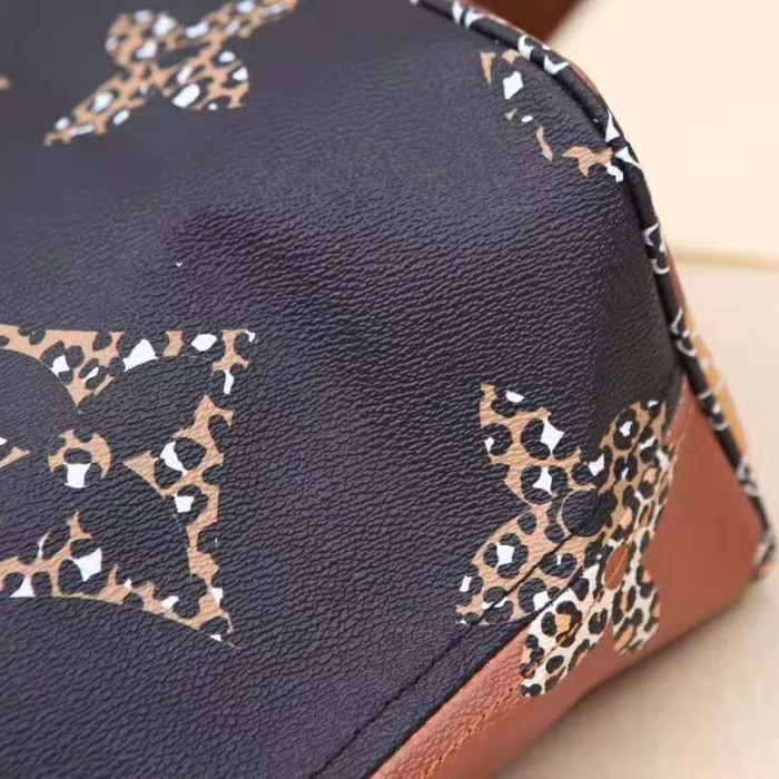 Louis Vuitton LV Women Neverfull MM Tote Bag in Monogram Canvas-Black