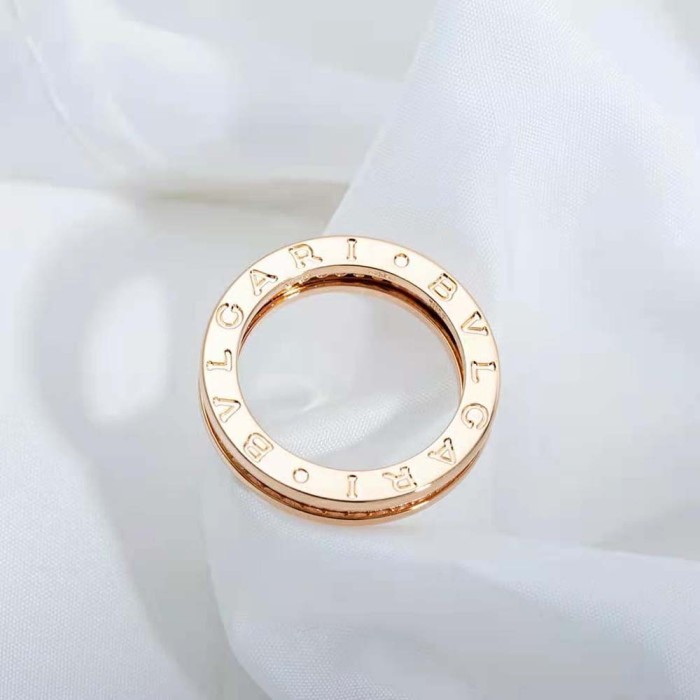 Bvlgari Women B.zero1 One-Band Ring in 18 KT Rose Gold Set with Pave Diamonds on the Spiral