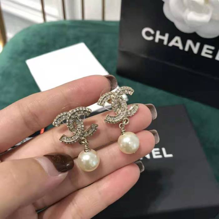 Chanel Women Earrings in Metal Glass Pearls Resin & Diamantés-White