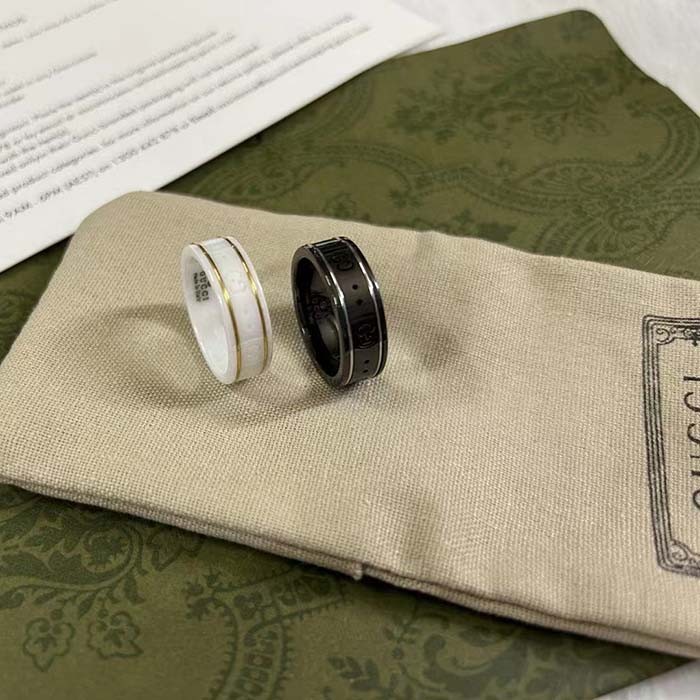 Gucci Unisex Icon Ring Yellow Gold Interlocking G 18k Yellow Gold Black Synthetic Corundum