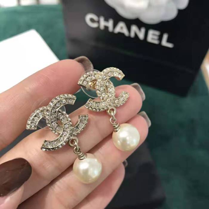 Chanel Women Earrings in Metal Glass Pearls Resin & Diamantés-White