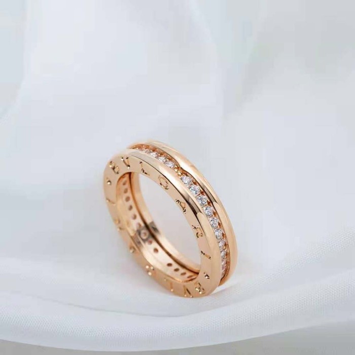 Bvlgari Women B.zero1 One-Band Ring in 18 KT Rose Gold Set with Pave Diamonds on the Spiral