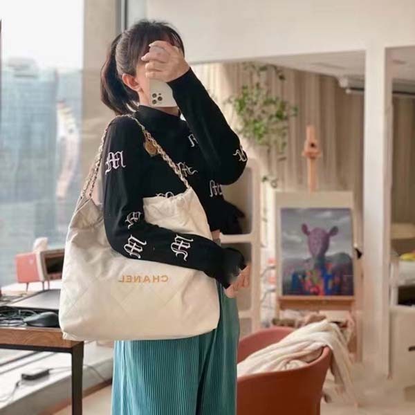 Chanel Women 22 Large Handbag Calfskin Gold-Tone Lacquered Metal