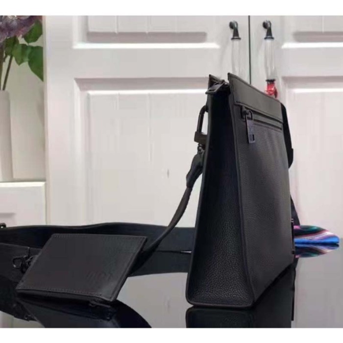 Louis Vuitton LV Unisex Messenger Voyage Black Aerogram Cowhide Leather Textile Lining