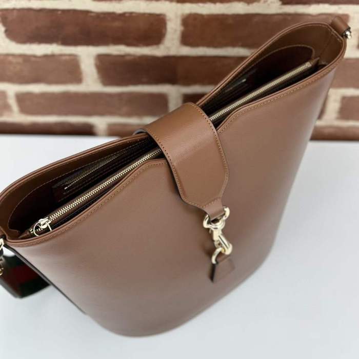 Gucci Women GG Medium Bucket Shoulder Bag Brown Leather Hook Closure