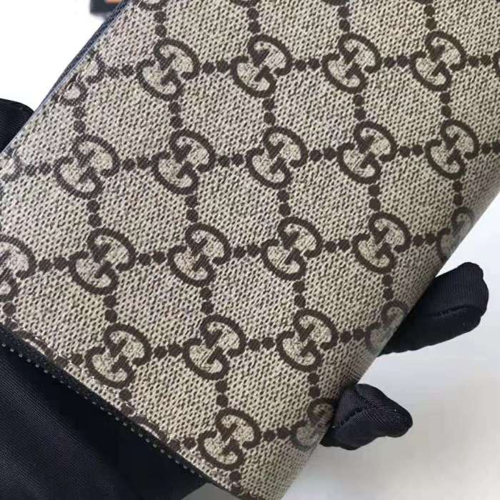 Gucci GG Men Kingsnake Print GG Supreme Zip Around Wallet in Beige/Ebony GG Supreme