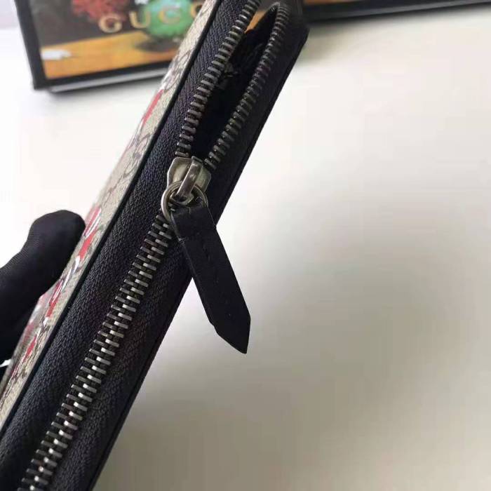 Gucci GG Men Kingsnake Print GG Supreme Zip Around Wallet in Beige/Ebony GG Supreme