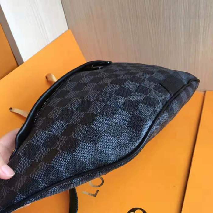 Louis Vuitton LV Men Discovery Bumbag in Damier Graphite Canvas-Grey