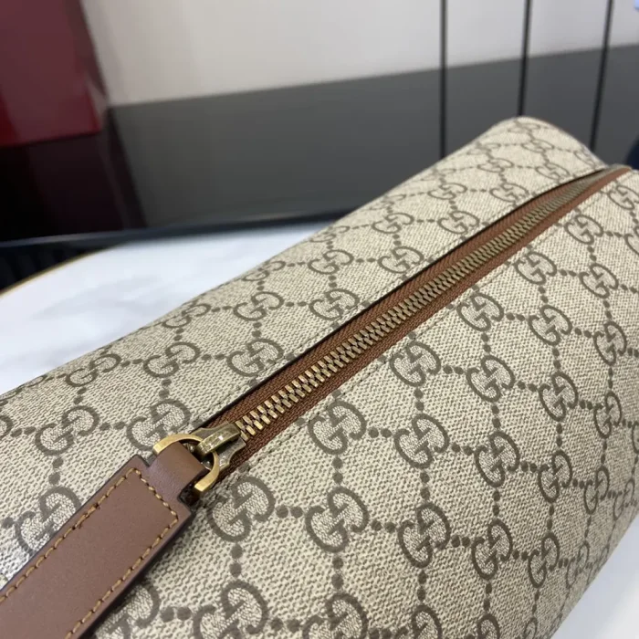 Gucci Unisex GG Emblem Medium Toiletry Case-Brown 821163FAED09786