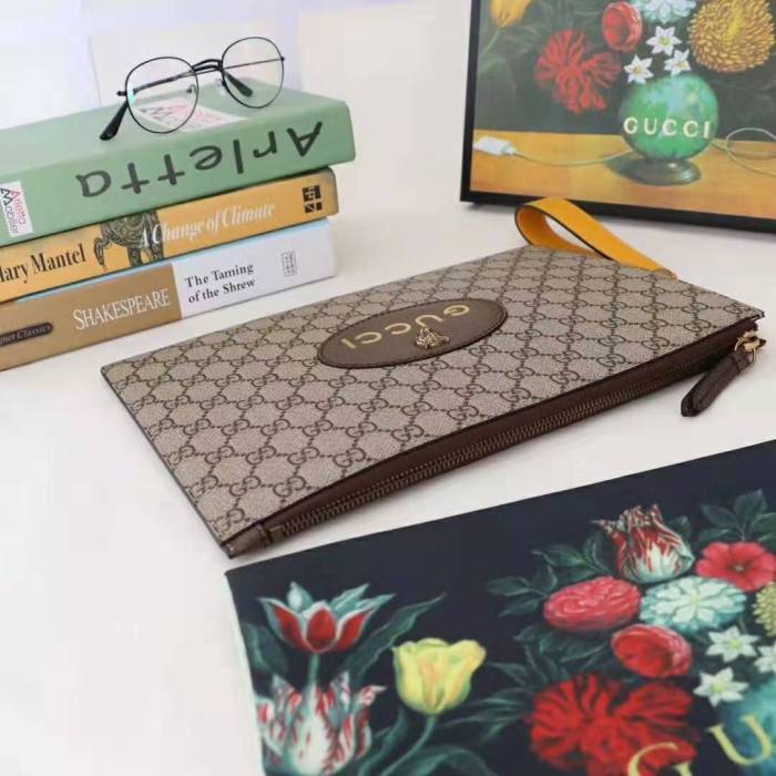 Gucci GG Unisex Neo Vintage GG Supreme Pouch in Beige/Ebony GG Supreme Canvas