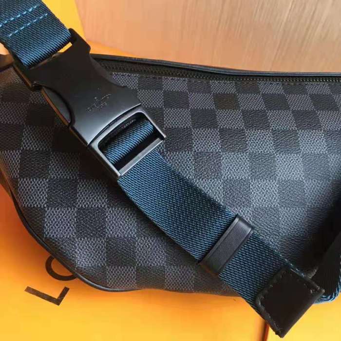 Louis Vuitton LV Men Discovery Bumbag in Damier Graphite Canvas-Grey