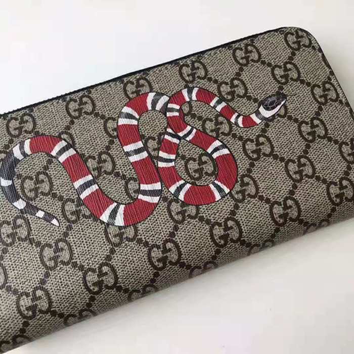 Gucci GG Men Kingsnake Print GG Supreme Zip Around Wallet in Beige/Ebony GG Supreme