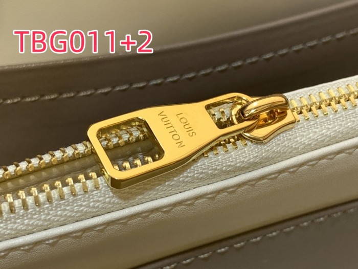 TBG011 CAPUCINES Medium Handbag M12935