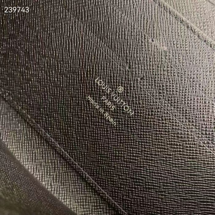 Louis Vuitton Unisex Zippy Wallet Black Epi Grained Cowhide Leather Zip Closure