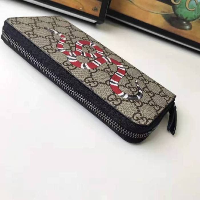 Gucci GG Men Kingsnake Print GG Supreme Zip Around Wallet in Beige/Ebony GG Supreme