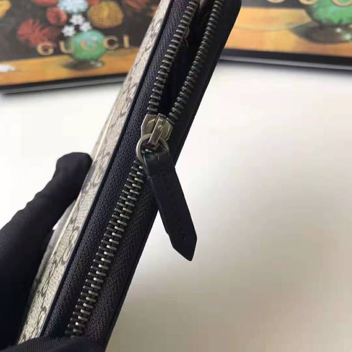 Gucci GG Men Bee Print GG Supreme Zip Around Wallet in Beige/Ebony GG Supreme