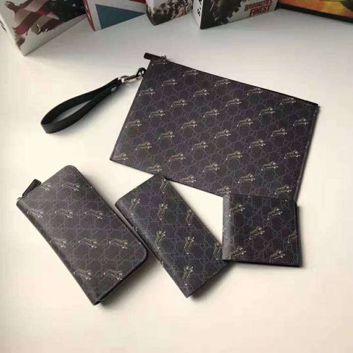 Gucci GG Men GG Wallet with Tiger Print in Black/Grey GG Supreme Canvas